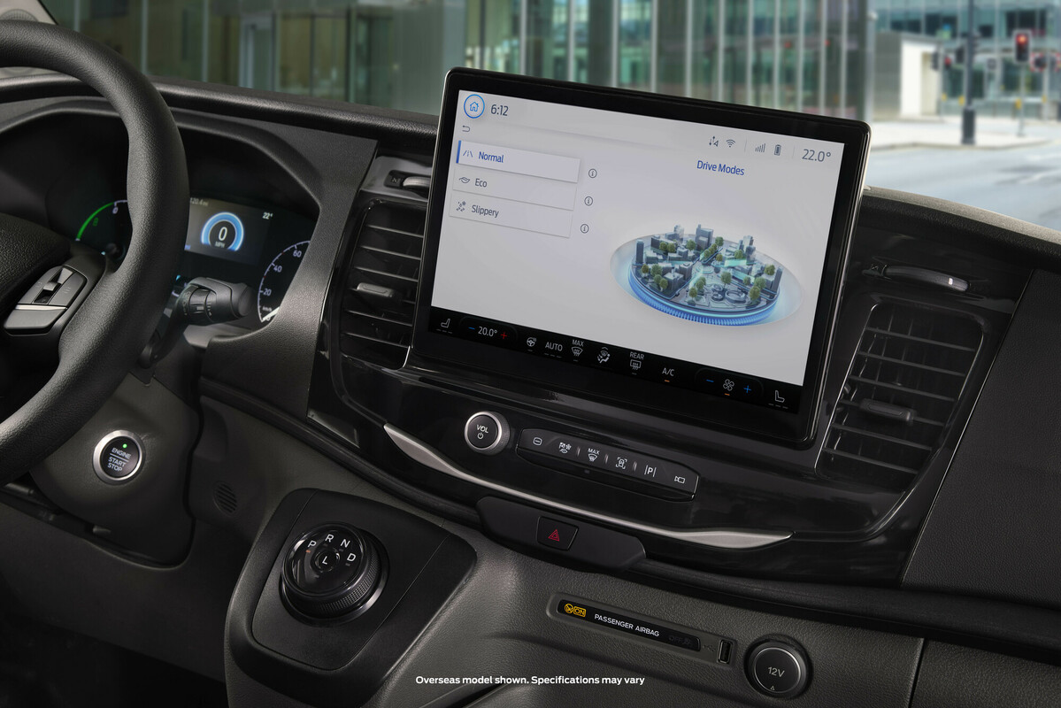 RS26533_Shot_11_V363_ETransit_Detail_Interior_SYNC4_Touchscreen_Normal_Mode-scr