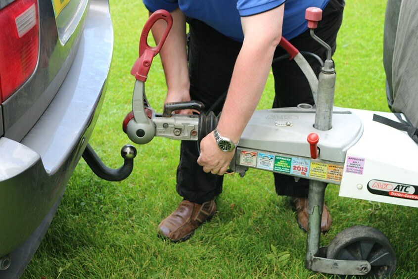 unhitching caravan towbar car