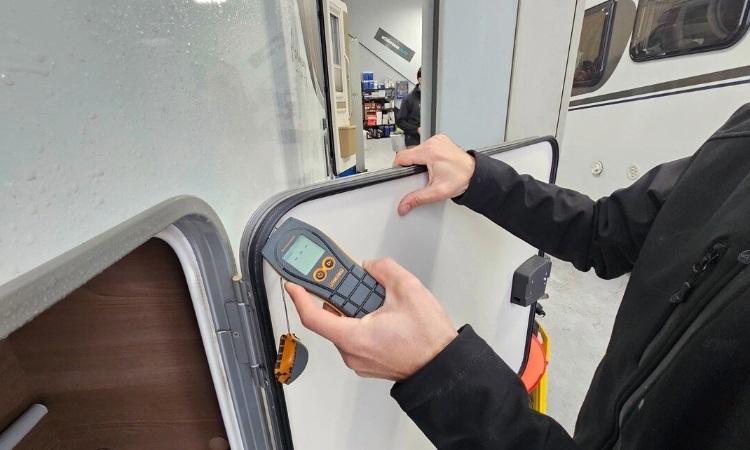 Checking water moisture during a Water Tightness Test