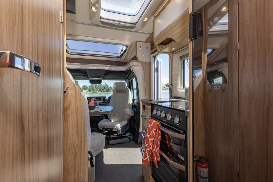 Combine cooking and conversation time in the HYMER ML-T 580’s open-plan kitchen