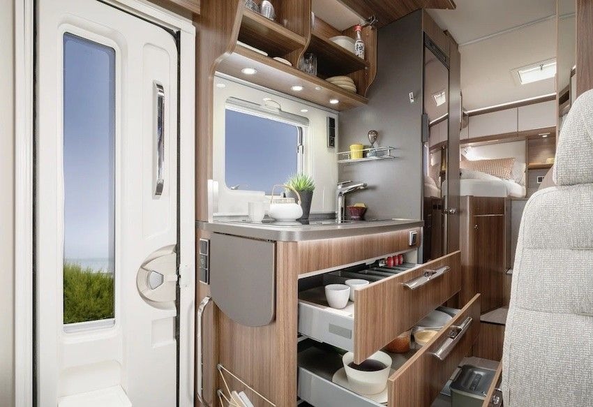 Create new flavours in the HYMER ML-T 580 RWD’s kitchen featuring a flip-up bench