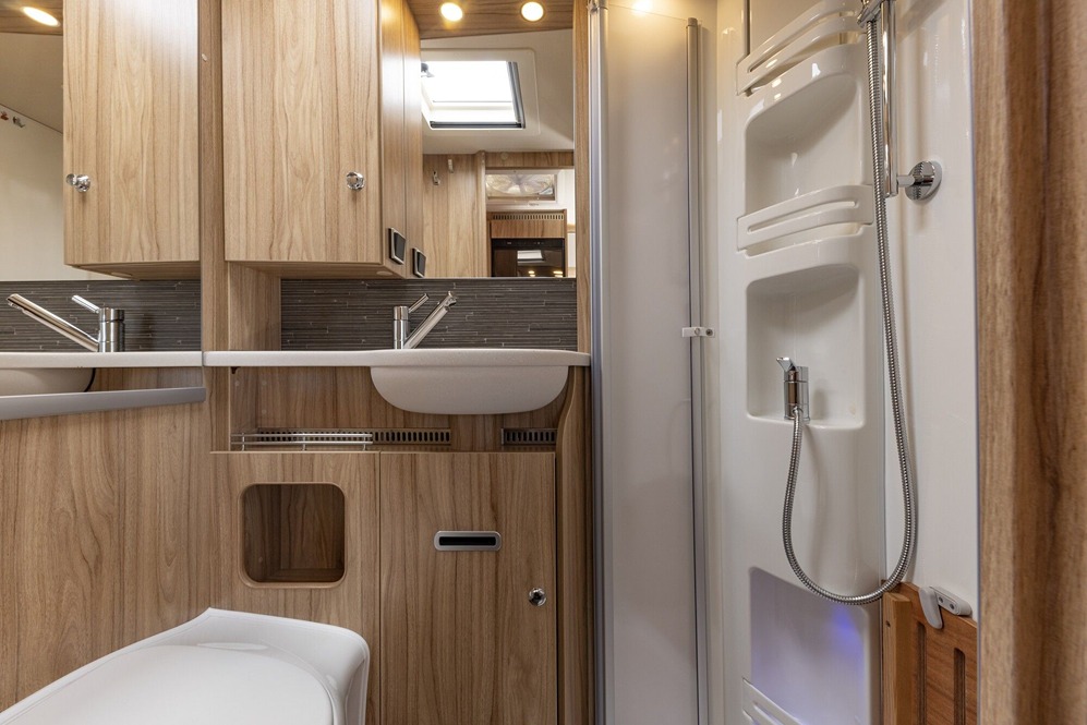 Freshen up in the HYMER ML-T 580 RWD’s highly functional bathroom