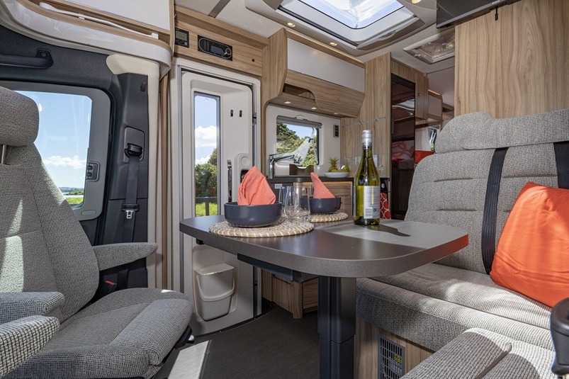 Take time to rest in the flexible lounge arrangement of the HYMER ML-T 580