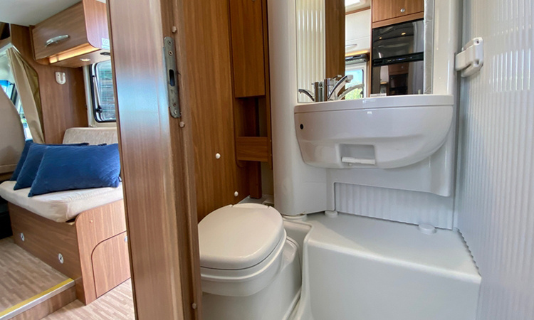 RS25703_Carado T448 2018 interior bathroom sink toilet shower lounge-751x563-207800b
