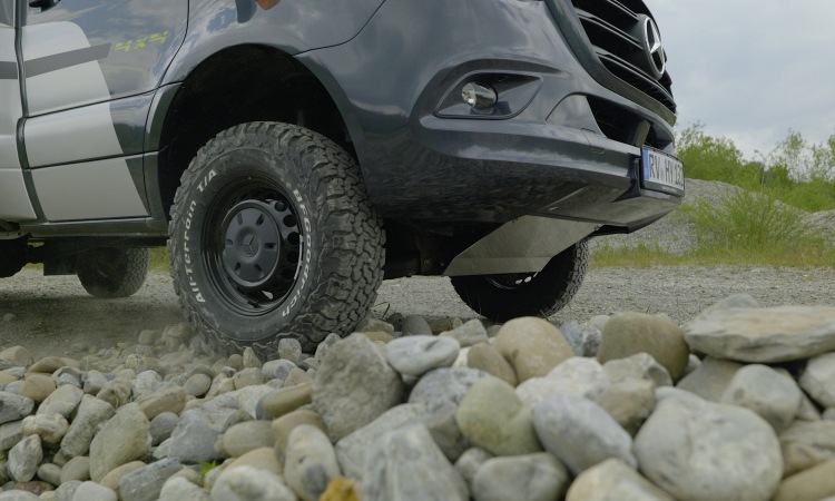 Wheel traction of a four wheel drive motorhome on roiugh terrain