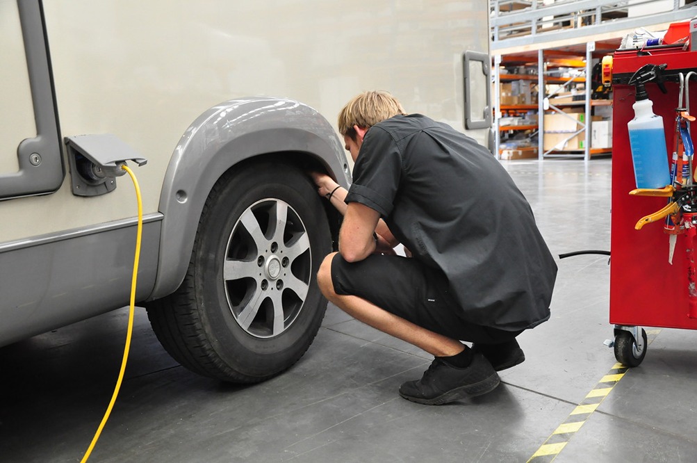 Inspecting a tyre