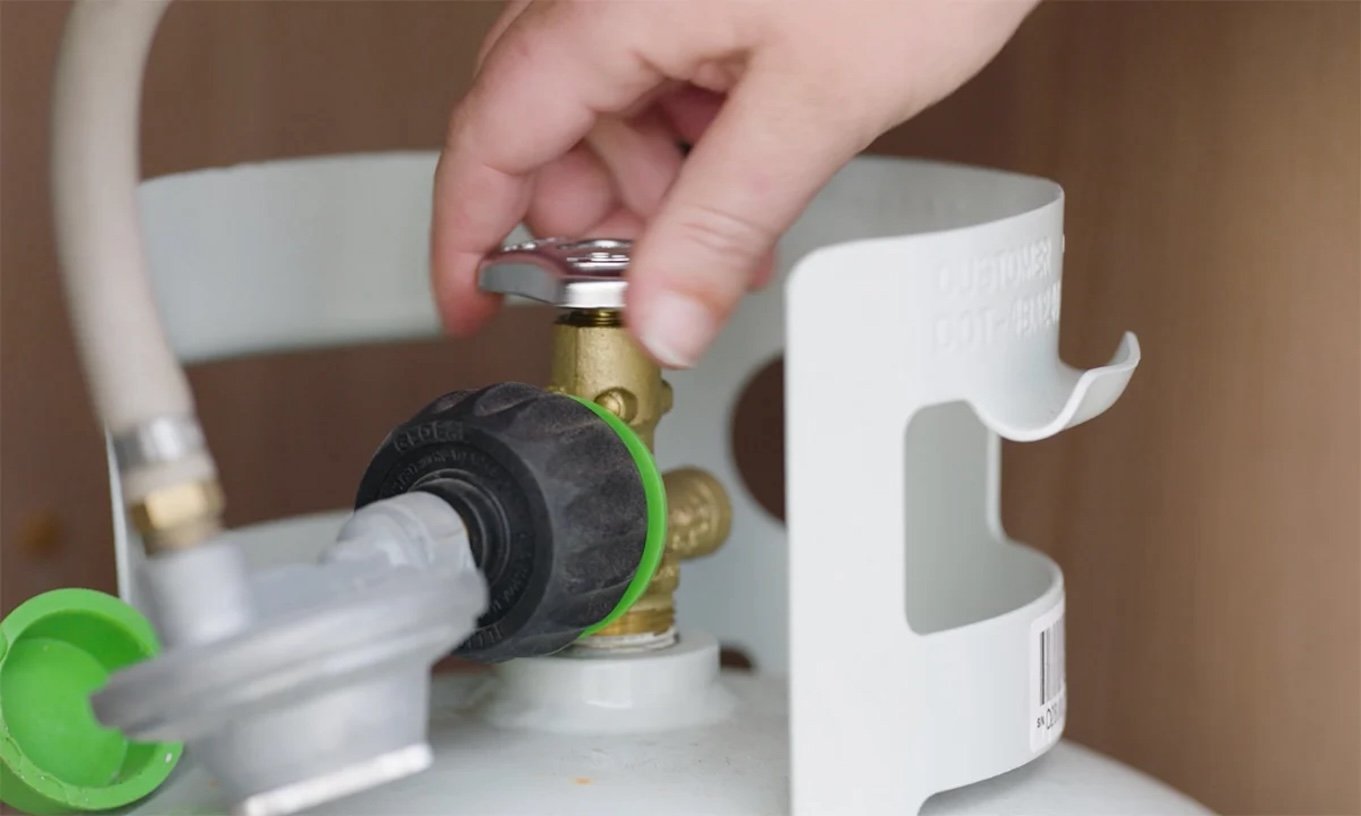 Opening the valve of an LPG gas bottle