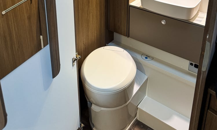 Chloe Hoglund mobile_INTERIOR_TOILET