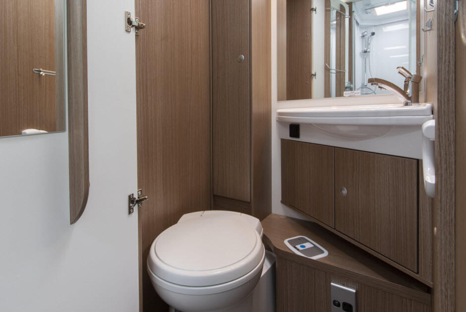 Wilderness 2020 Carado T447 motorhome interior bathroom