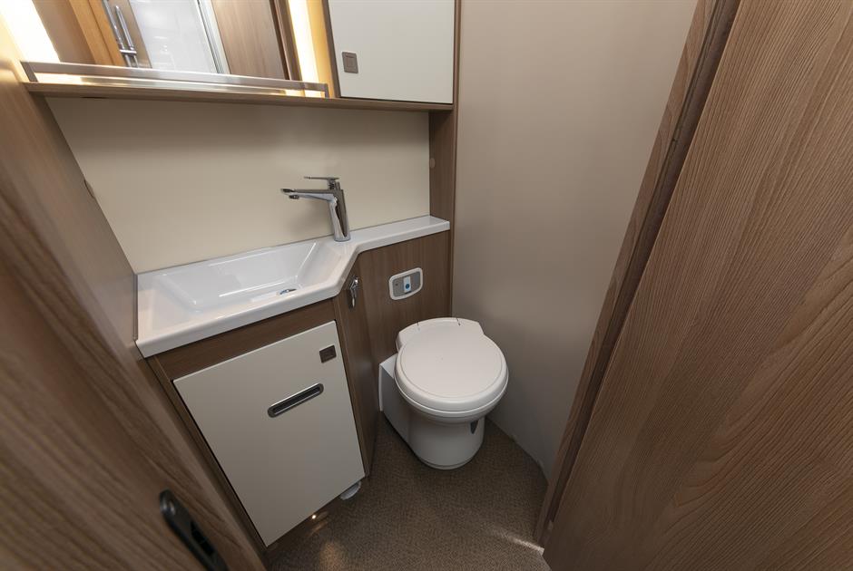 Wilderness 2019 Lyseo IT727 motorhome interior bathroom