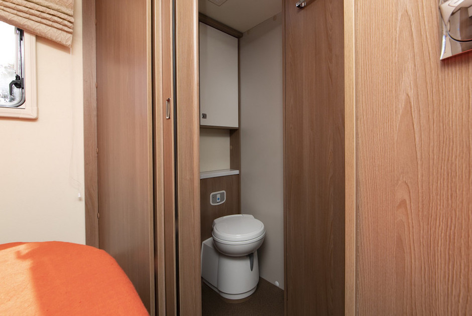 Wilderness 2019 Lyseo IT736 motorhome interior bathroom