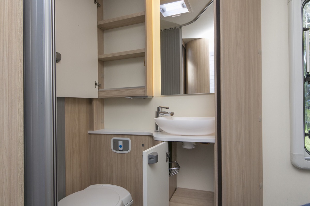 Wilderness 2019 Lyseo T700 motorhome interior bathroom