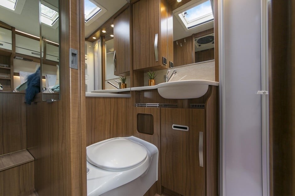 Wilderness 2020 Hymber MLT580 interior bathroom