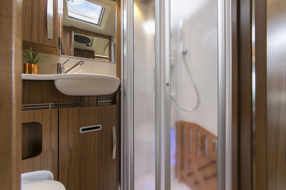 Wilderness 2020 Hymber MLT580 interior shower