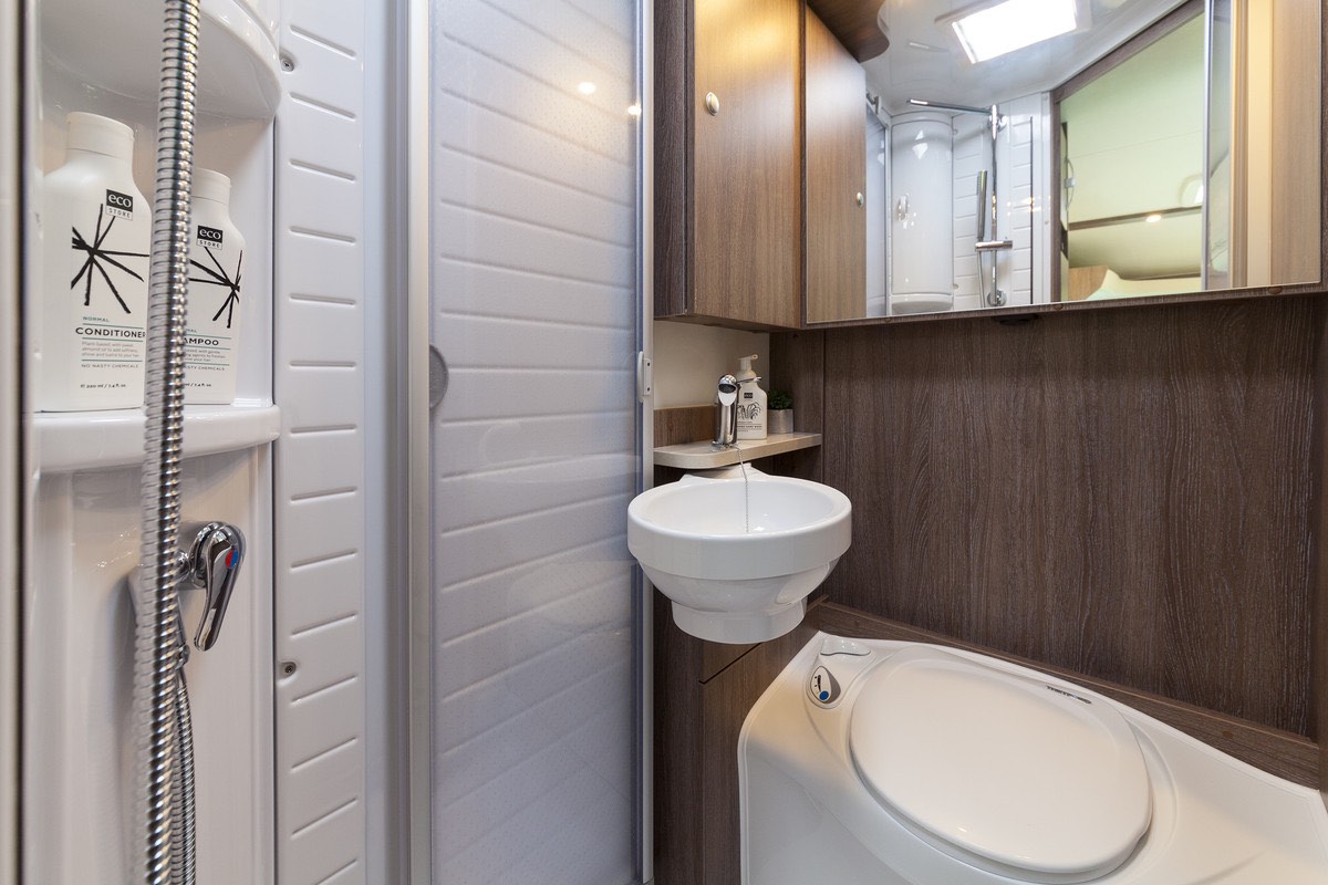 Wilderness 2017 Nexxo Time T569 interior bathroom