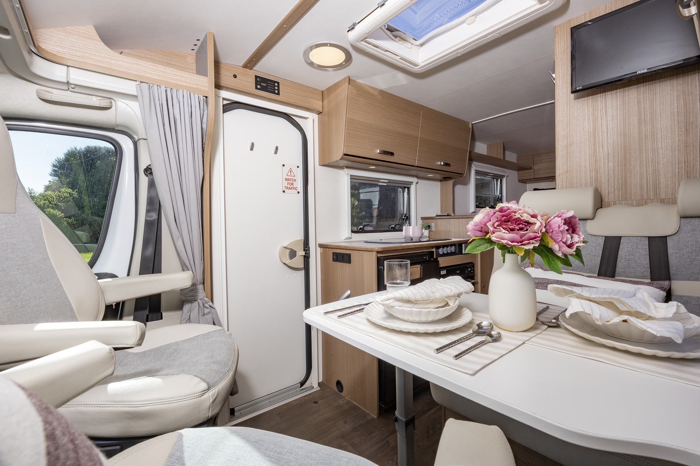 Carado V337 interior dining