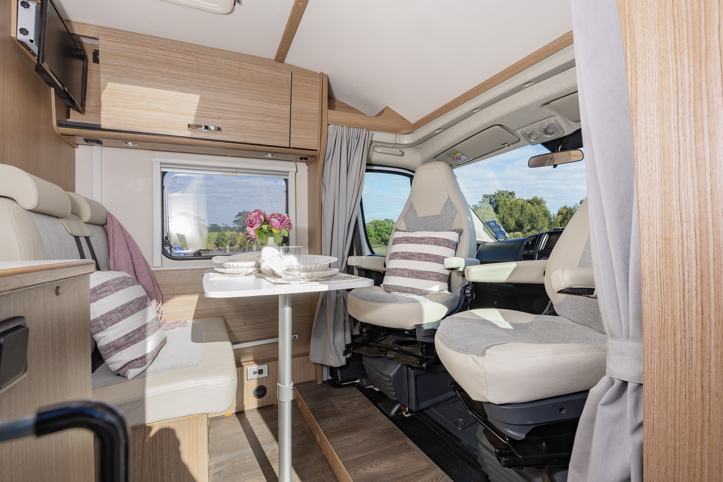 Carado V337 interior dining