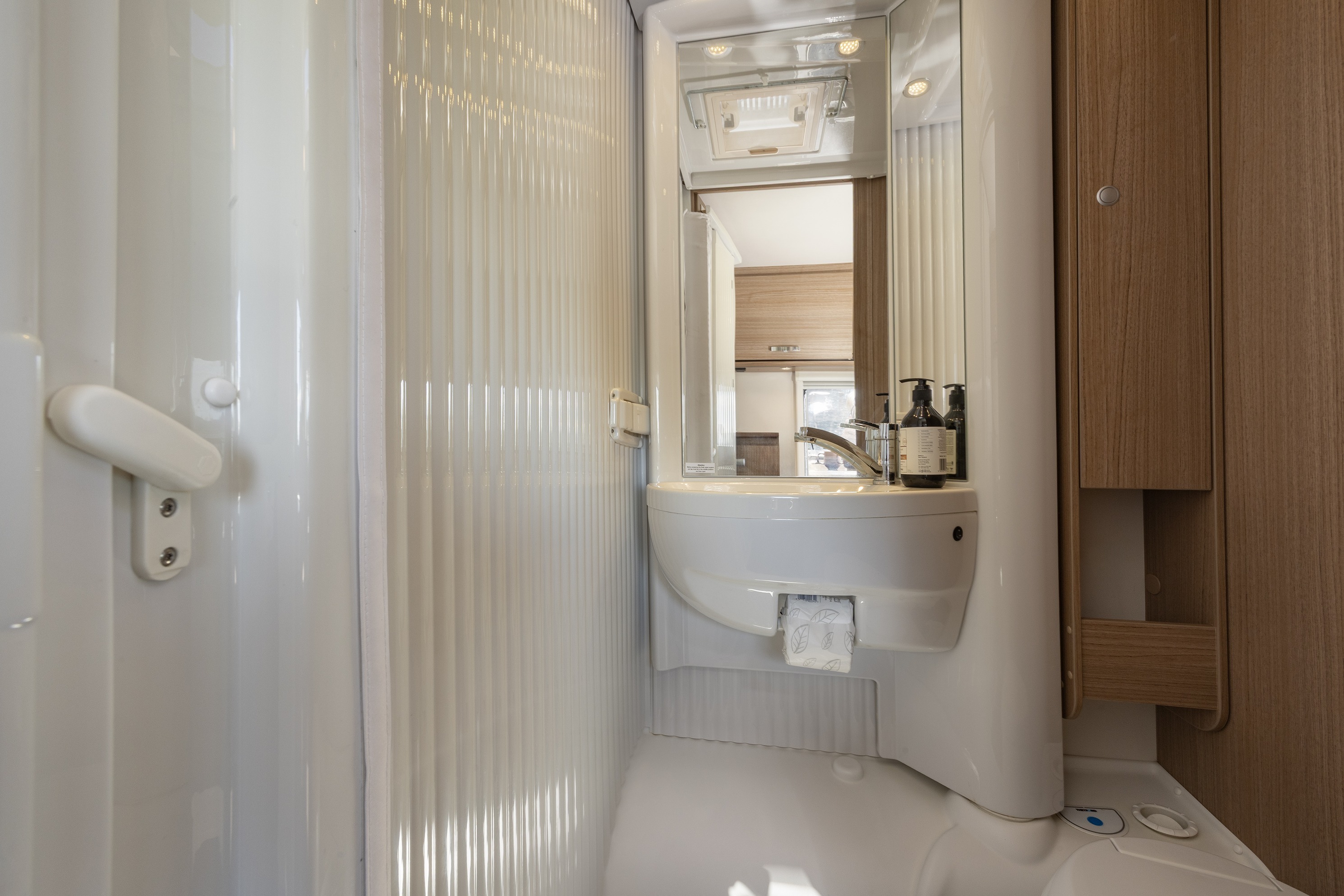 Carado V337 interior bathroom