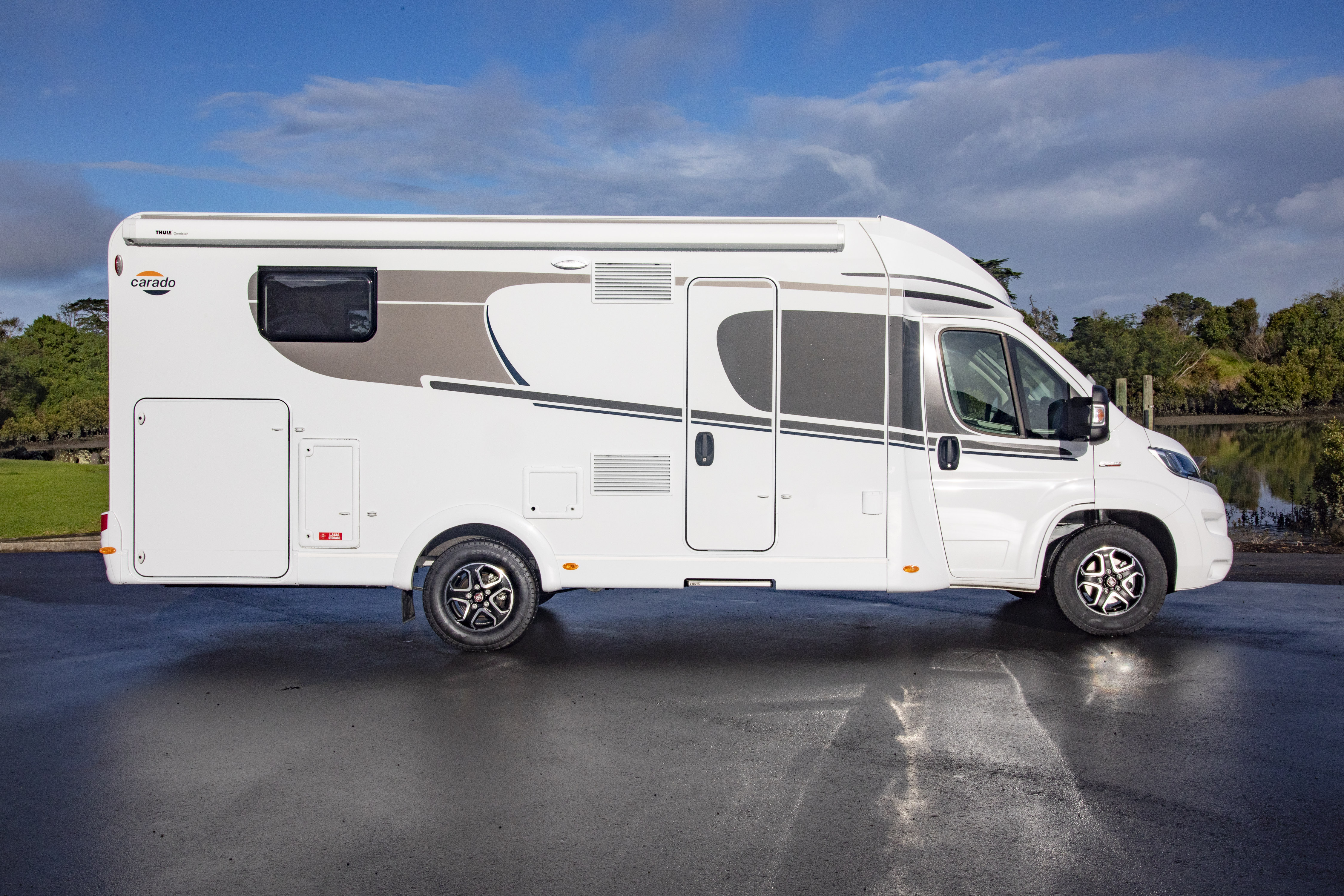 Wilderness 2022 Carado T447 motorhome exterior side