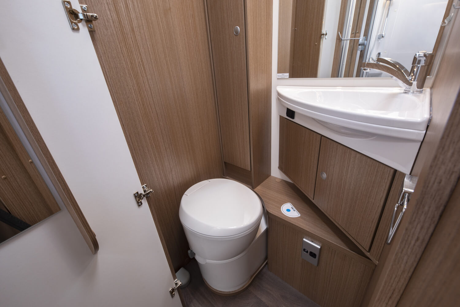 Wilderness 2021 Carado T449 motorhome interior bathroom