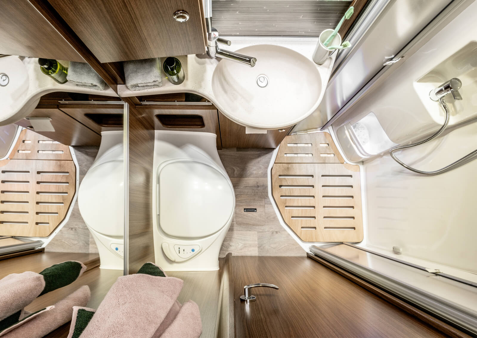 Wilderness 2022 Hymer ML-T-580 motorhome interior toilet and bath