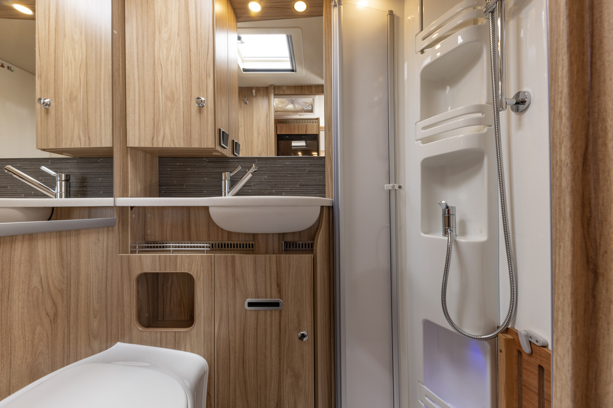 Wilderness 2023 Hymer ML-T-580 motorhome interior bathroom layout