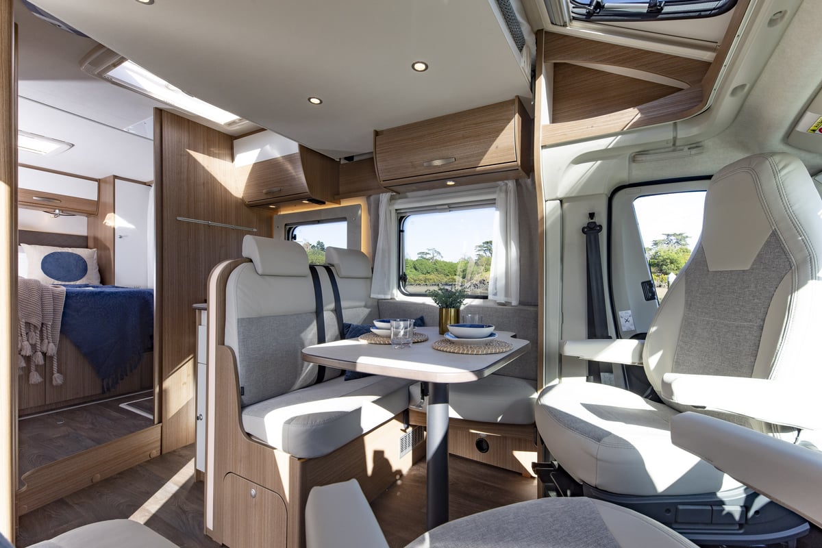 carado t449 interior lounge dinette seating