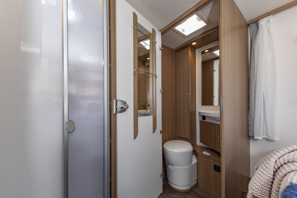 carado t449 interior bathroom