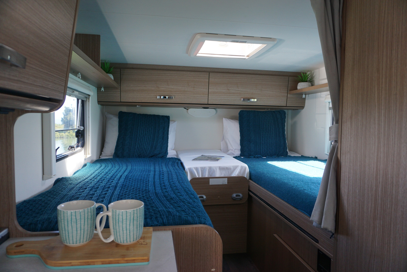 Carado V337 interior twin beds