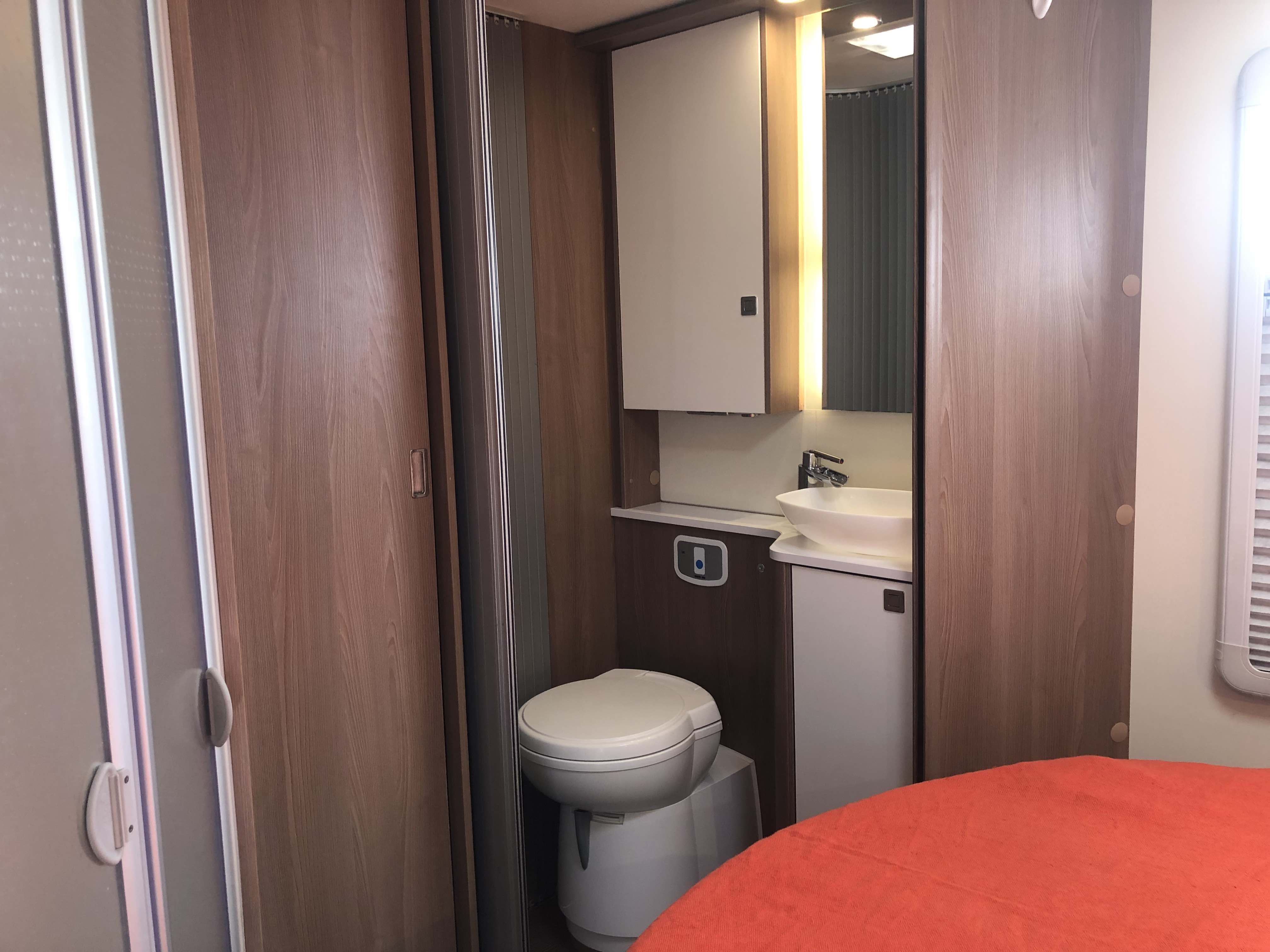 Wilderness 2018 Lyseo T700 motorhome interior bathroom