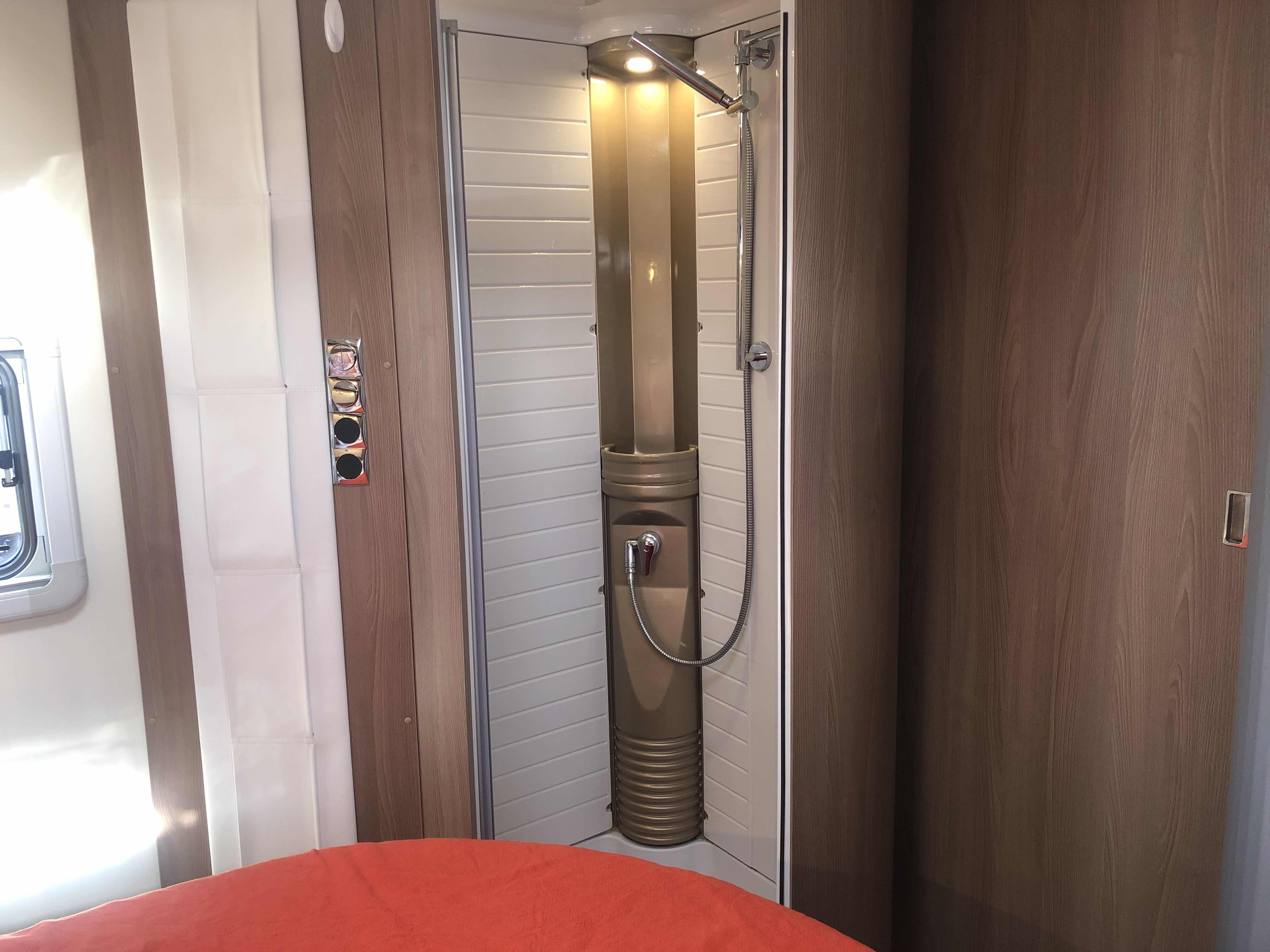 Wilderness 2018 Lyseo T700 motorhome interior shower