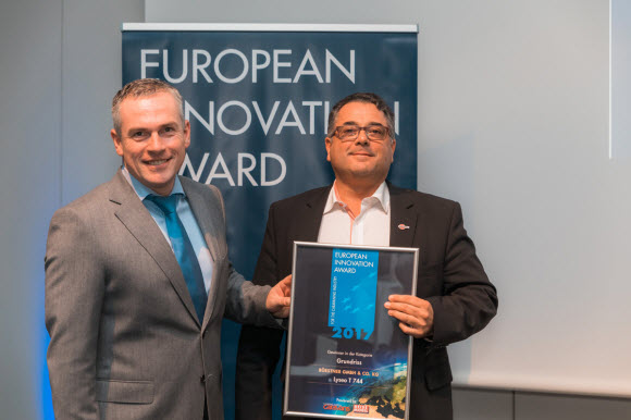 Bürstner team holding the Innovation award